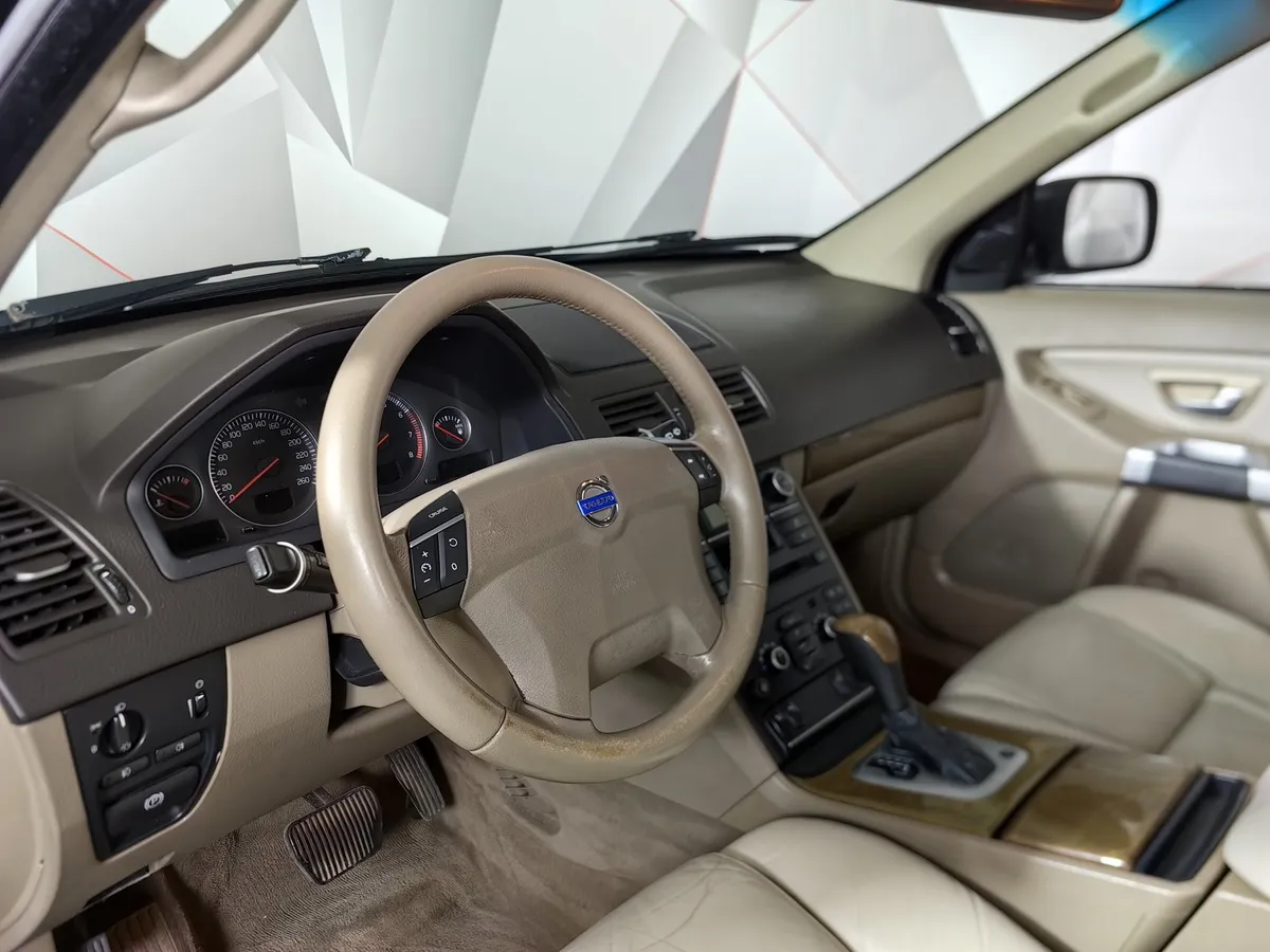 Volvo XC90 2.5 T5 Geartronic AWD (5 мест) (210 л.с.) Черный в АВИЛОН. Слайд №16