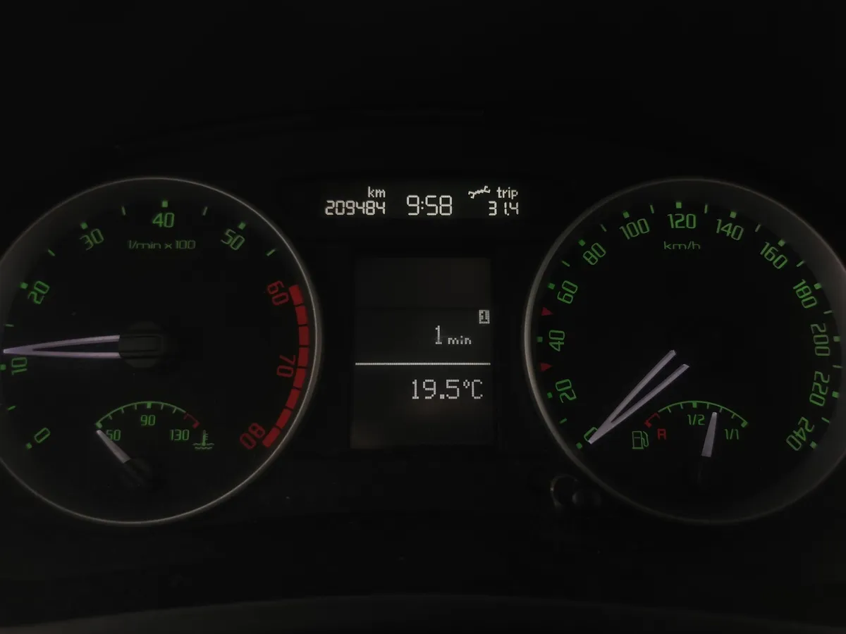 Skoda Fabia 1.6 MT (105 л.с.) Ambiente Красный в АВИЛОН. Слайд №17