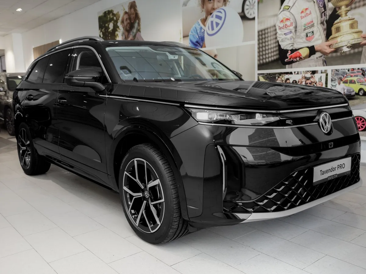 Volkswagen Tavendor 2.0 DSG 4WD (272 л.с.) Р-Лайн Тоуринг Черный в АВИЛОН. Слайд №2