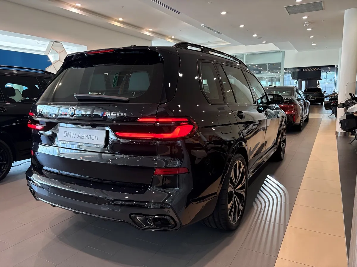 BMW X7 M60i xDrive (530 л.с.) Черный в АВИЛОН. Слайд №4