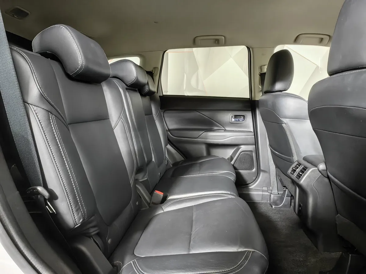 Mitsubishi Outlander 2.0 MIVEC CVT 4WD 7 мест (146 л.с.) Intense Plus Белый в АВИЛОН. Слайд №16
