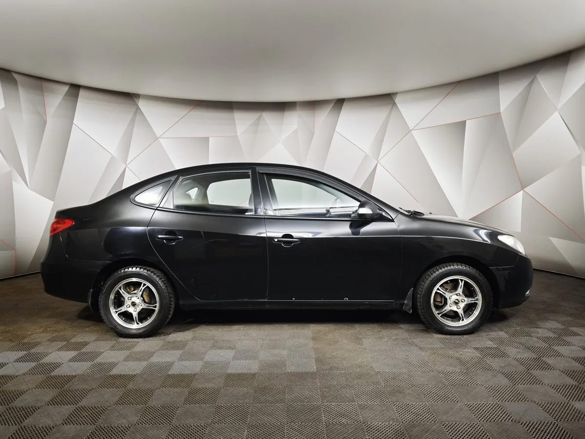 Hyundai Elantra 1.6 MT (105 л.с.) Черный в АВИЛОН. Слайд №6