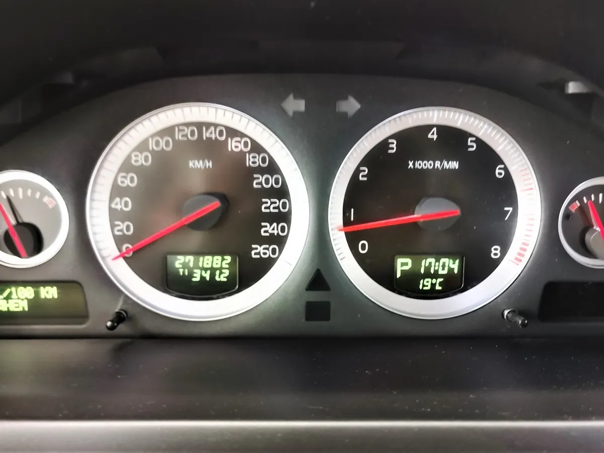 Volvo XC90 2.5 T5 Geartronic AWD (5 мест) (210 л.с.) Коричневый в АВИЛОН. Слайд №17