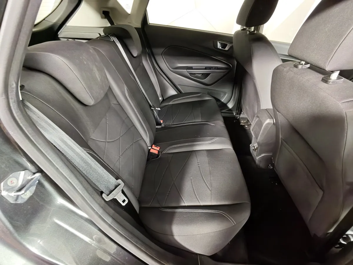 Ford Fiesta 1.4 MT (80 л.с.) Ghia Серый в АВИЛОН. Слайд №16