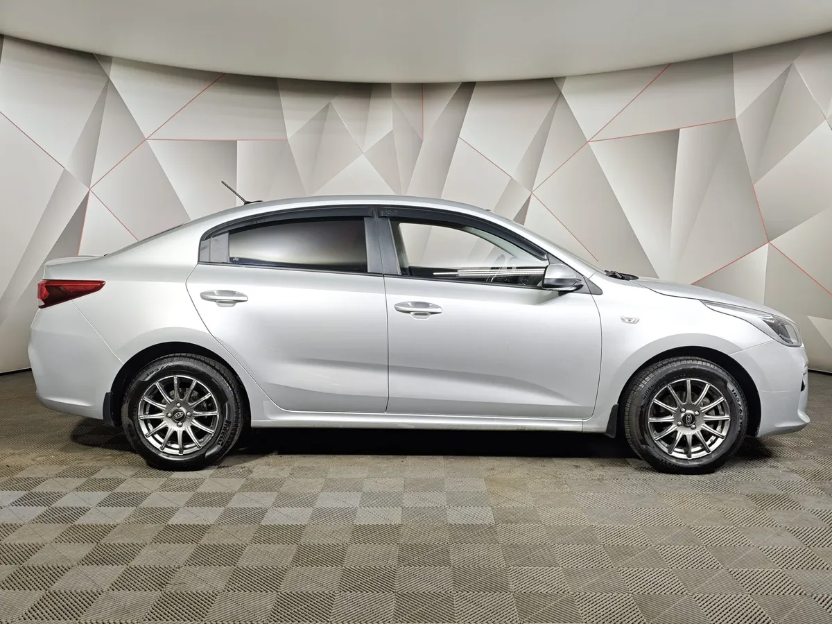 Kia Rio 1.6 AT (123 л.с.) Серебристый в АВИЛОН. Слайд №6