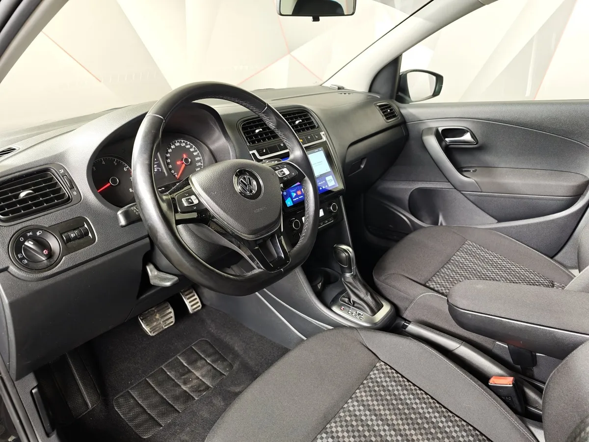 Volkswagen Polo 1.6 MPI AT (110 л.с.) Highline Черный в АВИЛОН. Слайд №19