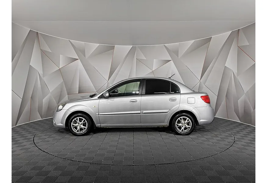 Kia Rio 1.4 AT (97 л.с.) Серебристый в АВИЛОН. Слайд №5 Kia Rio 1.4 AT (97 л.с.) Серебристый в АВИЛОН. Слайд №5