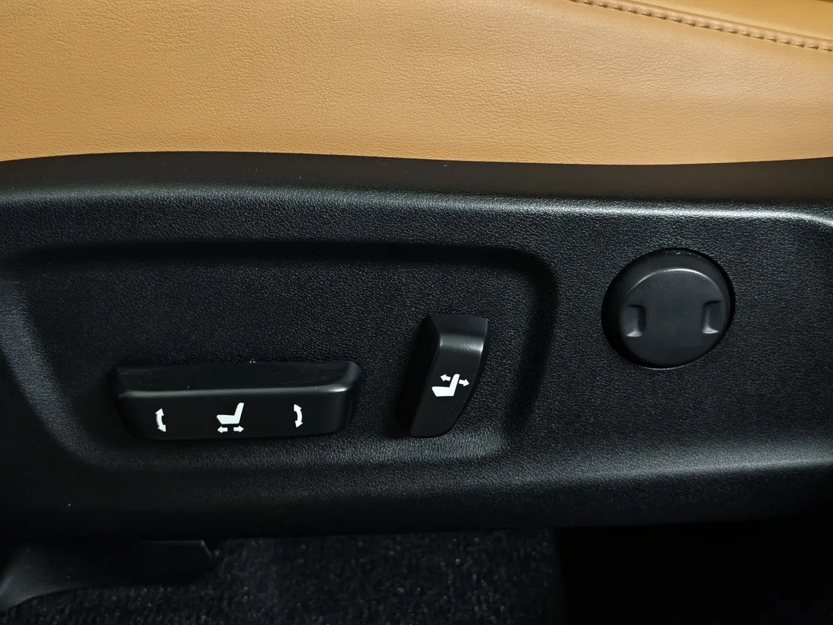 Lexus RX 2.0 AT AWD (238 л.с.) Executive Белый в АВИЛОН. Слайд №21
