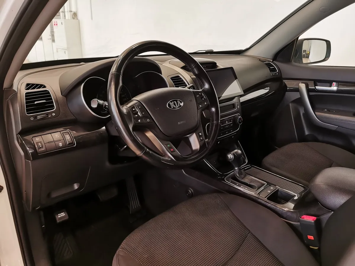 Kia Sorento 2.4 AT 4WD (175 л.с.) Comfort Белый в АВИЛОН. Слайд №17