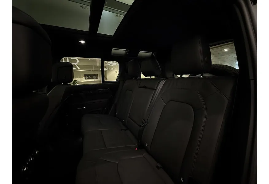 Land Rover Defender 3.0D AT (300 л.с.) HSE Черный в АВИЛОН. Слайд №9