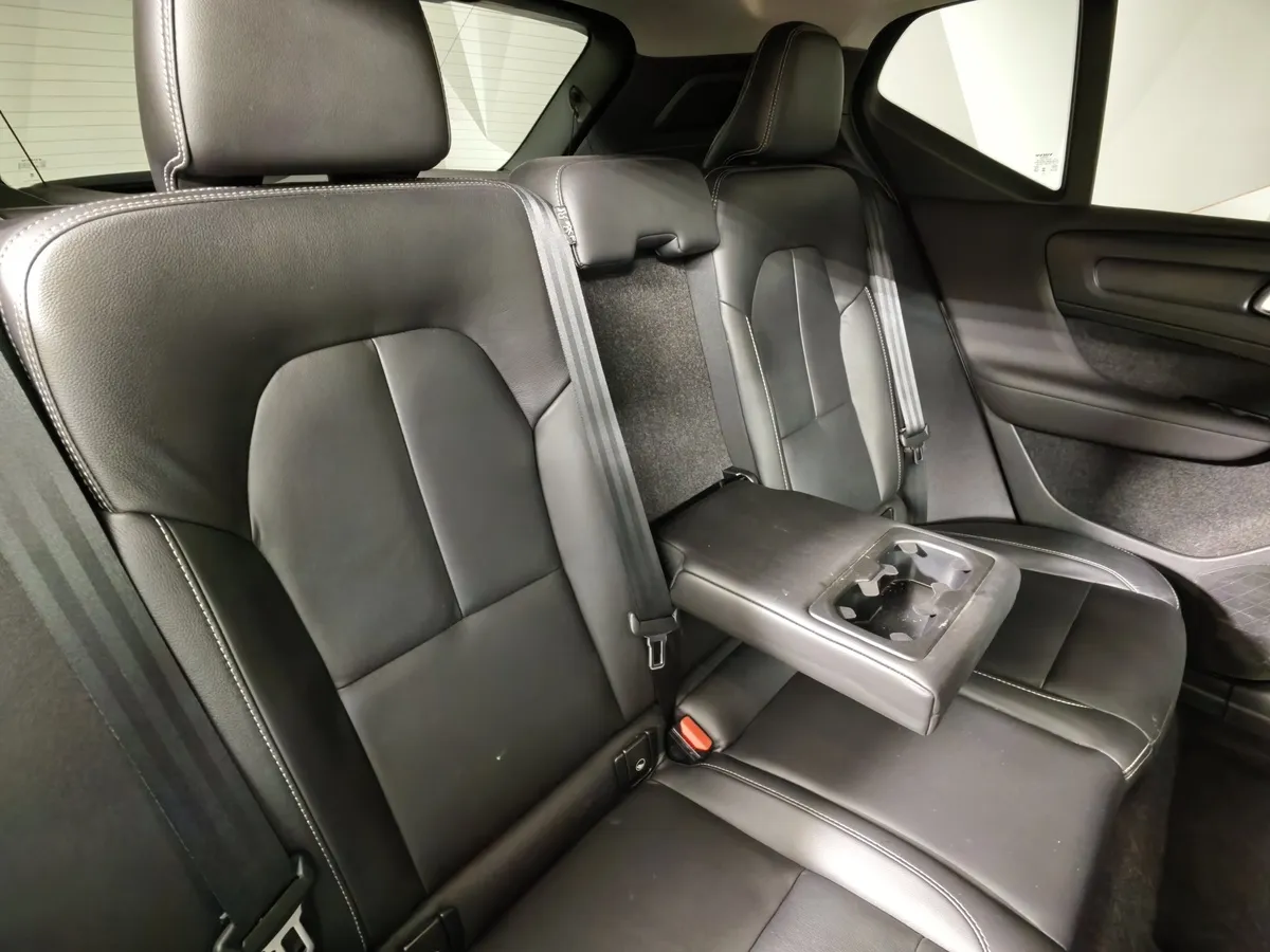 Volvo XC40 2.0 B4 AT AWD (190 л.с.) Deluxe Белый в АВИЛОН. Слайд №17