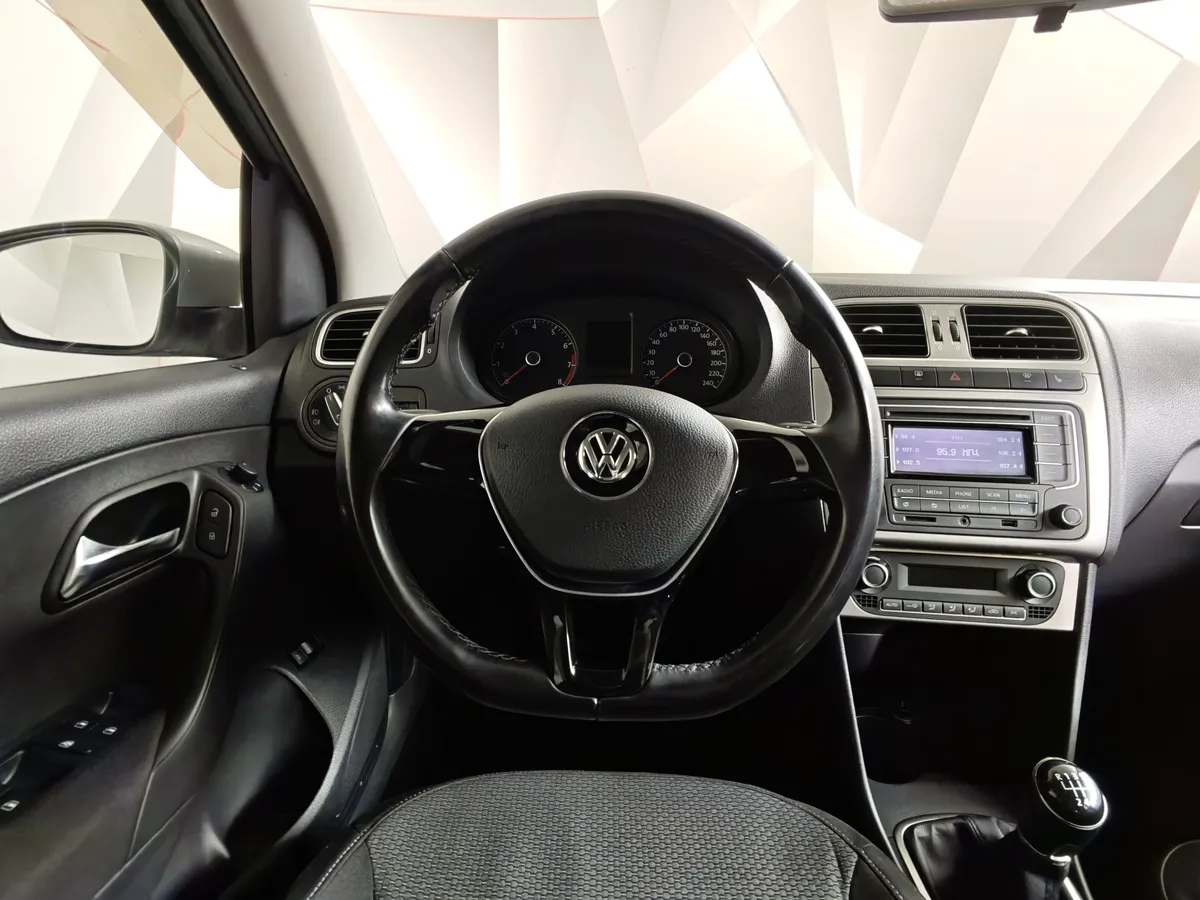 Volkswagen Polo 1.6 MT (105 л.с.) Серебристый в АВИЛОН. Слайд №20