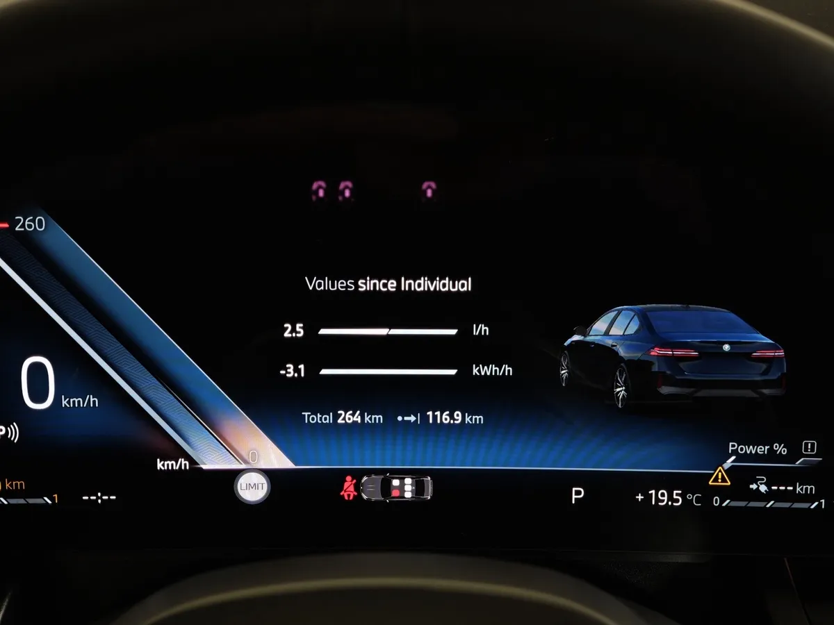 BMW 5 серия 530e AT RWD (299 л.с.) Черный в АВИЛОН. Слайд №13