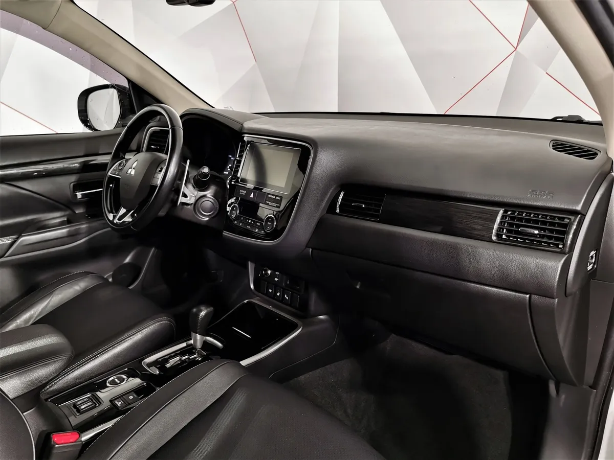 Mitsubishi Outlander 2.4 MIVEC CVT 4WD 7 мест (167 л.с.) Ultimate Белый в АВИЛОН. Слайд №11