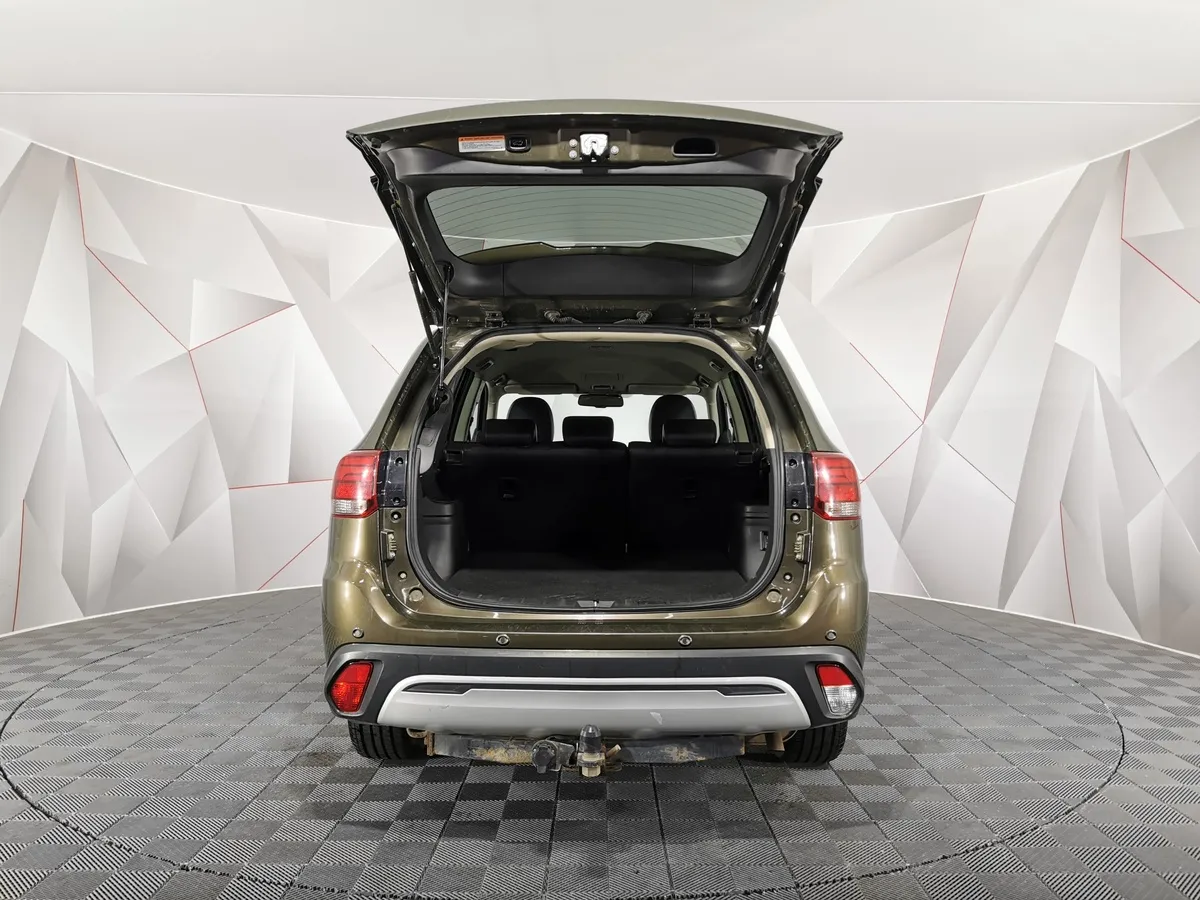 Mitsubishi Outlander 2.4 MIVEC CVT 4WD 7 мест (167 л.с.) Ultimate Коричневый в АВИЛОН. Слайд №11