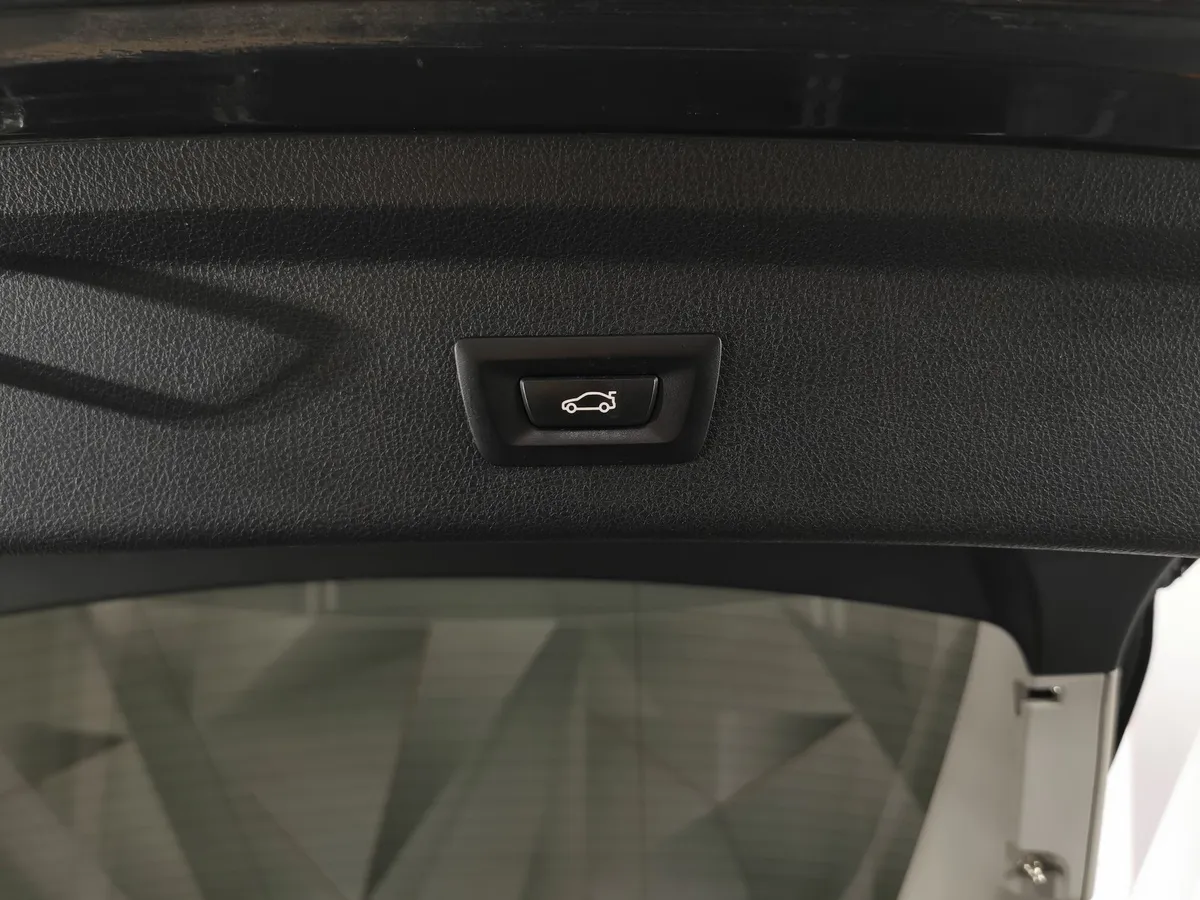 BMW 3 серия 320i xDrive AT (184 л.с.) Черный в АВИЛОН. Слайд №15