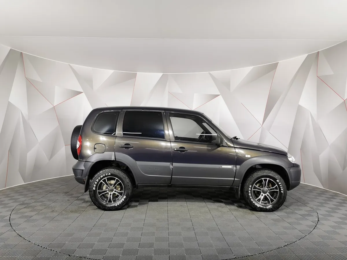 Chevrolet Niva 1.7 MT (80 л.с.) Зеленый в АВИЛОН. Слайд №6