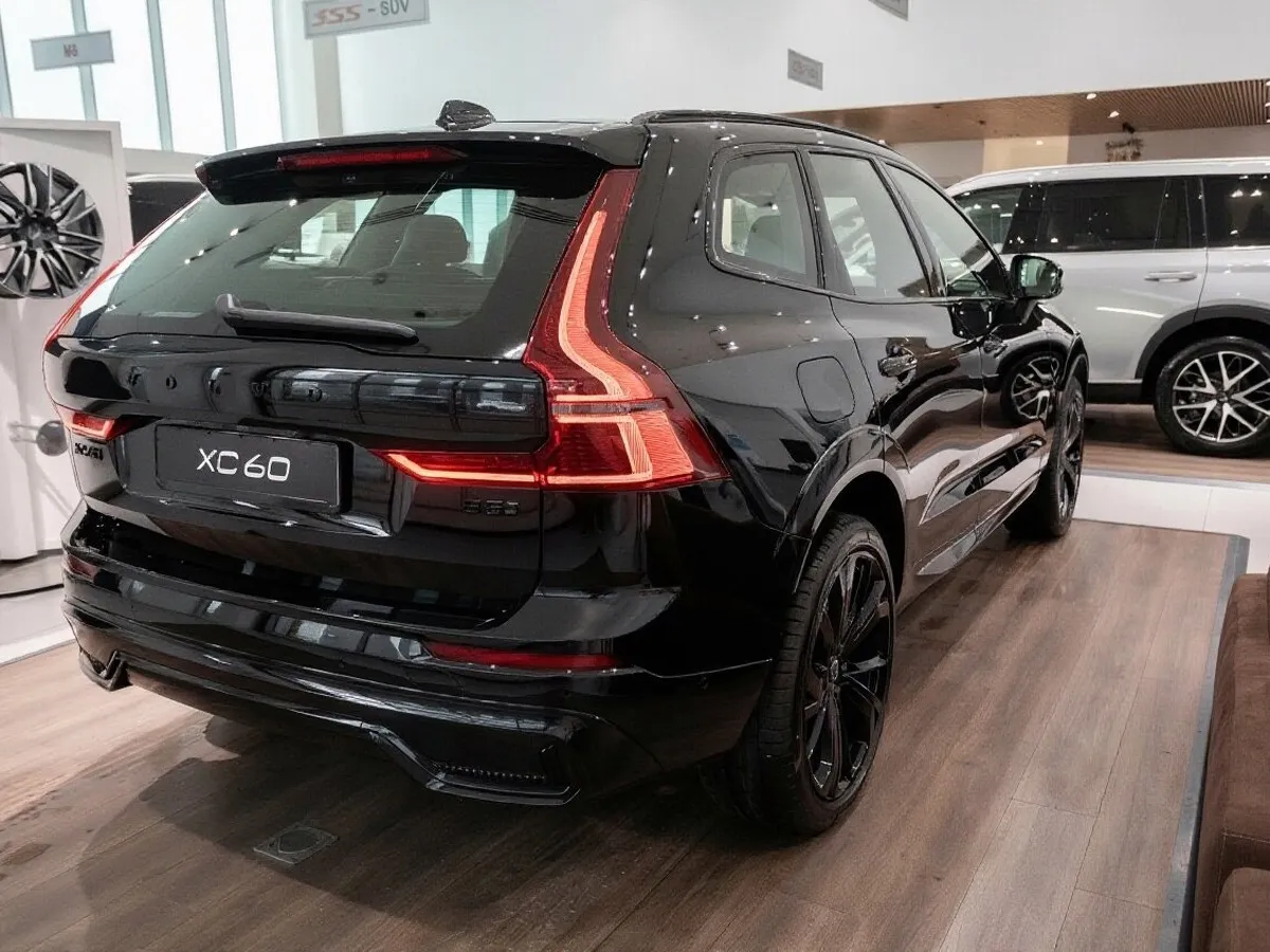 Volvo XC60 2.0 B5 8AT AWD (250 л.с.) Ультра темный Черный в АВИЛОН. Слайд №6