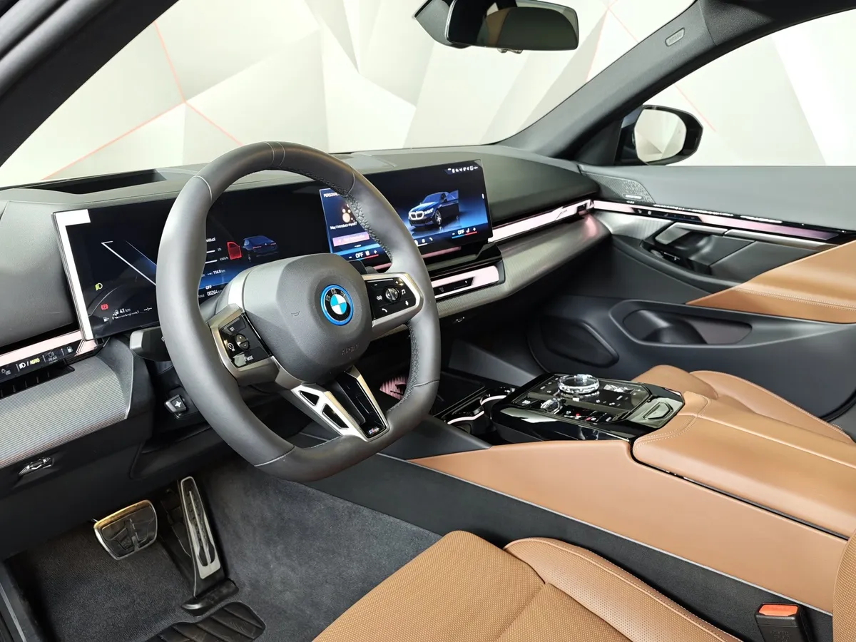 BMW 5 серия 530e AT RWD (299 л.с.) Черный в АВИЛОН. Слайд №12