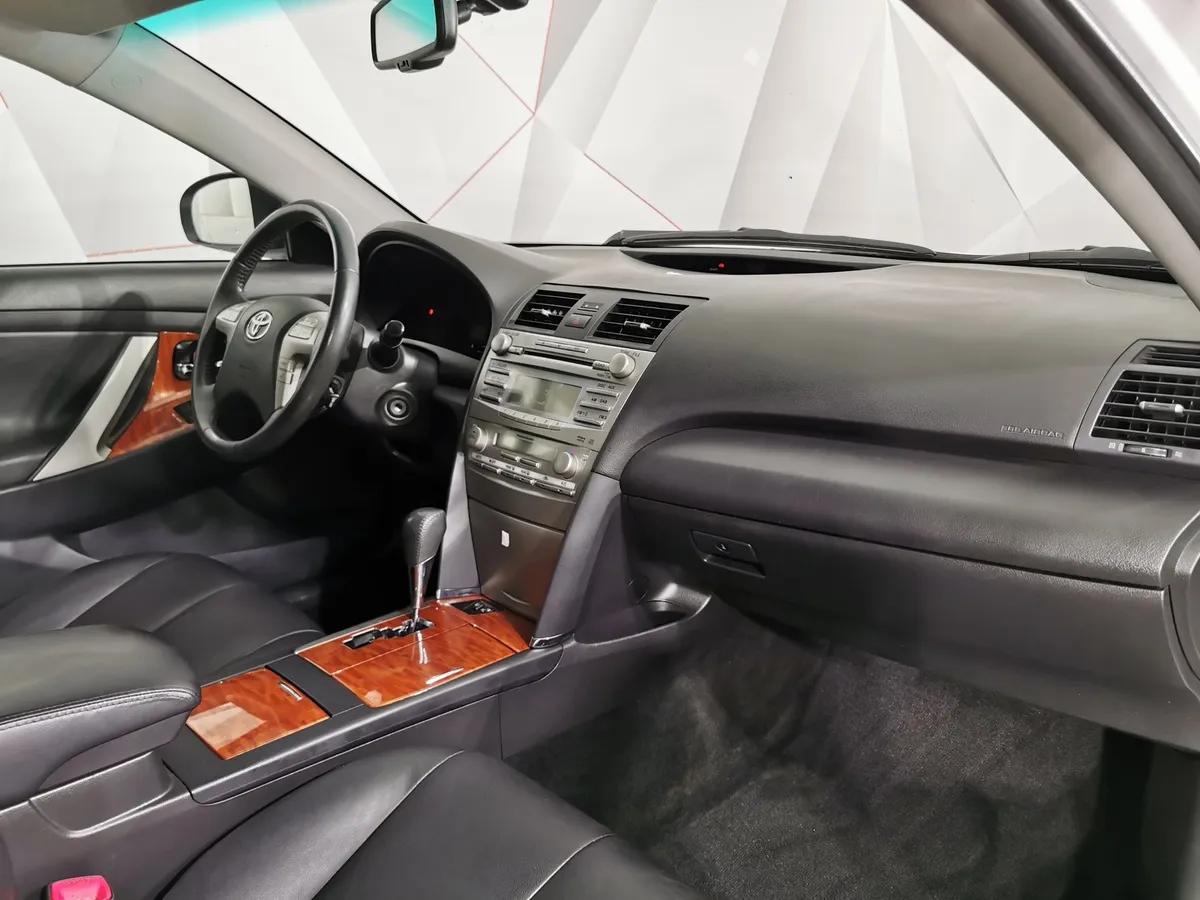 Toyota Camry 2.4 VVT-i AT (167 л.с.) Белый в АВИЛОН. Слайд №12
