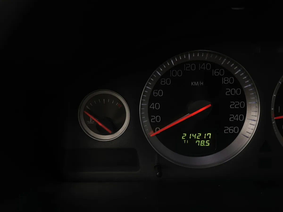 Volvo XC90 2.5 T5 Geartronic AWD (5 мест) (210 л.с.) Черный в АВИЛОН. Слайд №16
