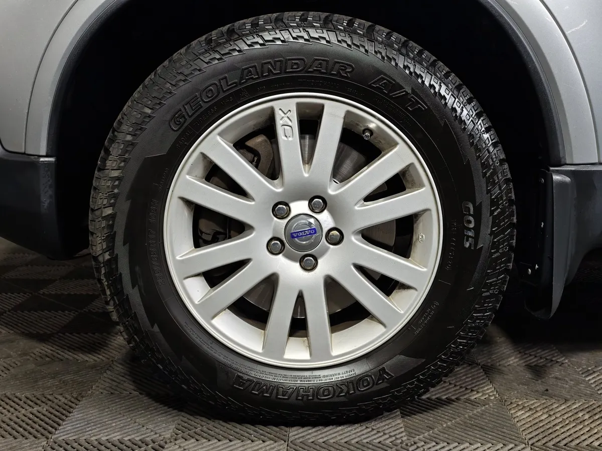 Volvo XC90 2.5 T5 Geartronic AWD (5 мест) (210 л.с.) Серебристый в АВИЛОН. Слайд №9