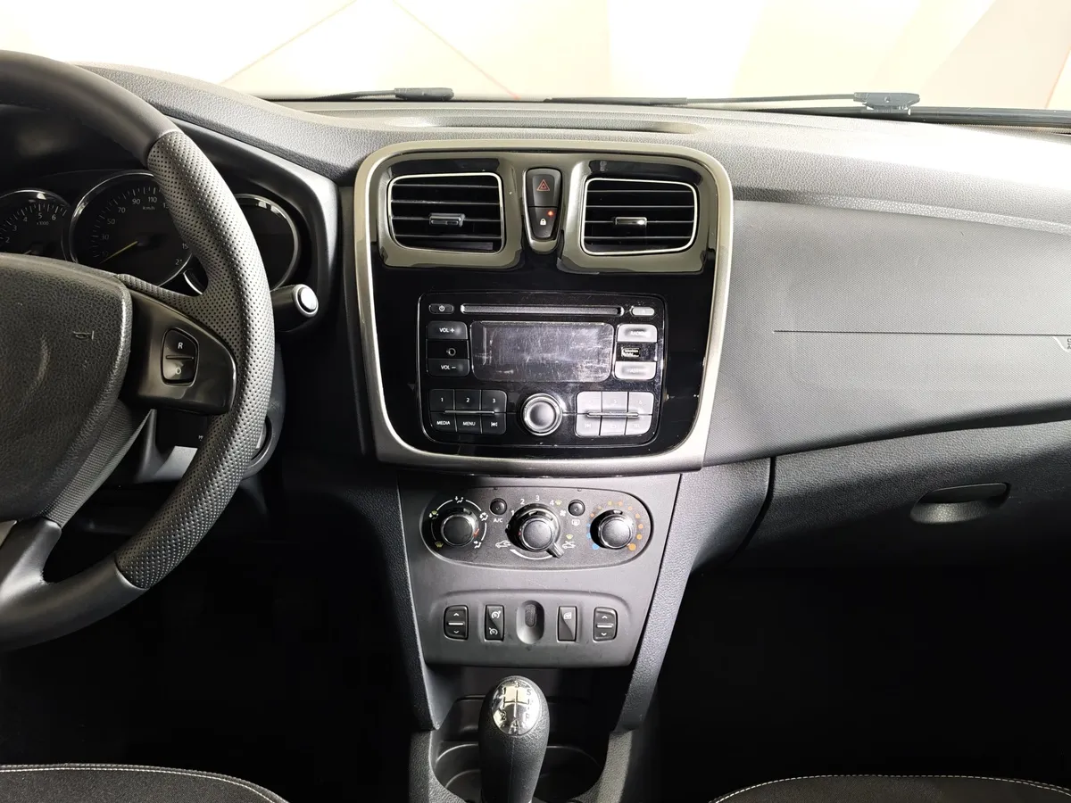 Renault Logan 1.6 MT (82 л.с.) Бежевый в АВИЛОН. Слайд №15