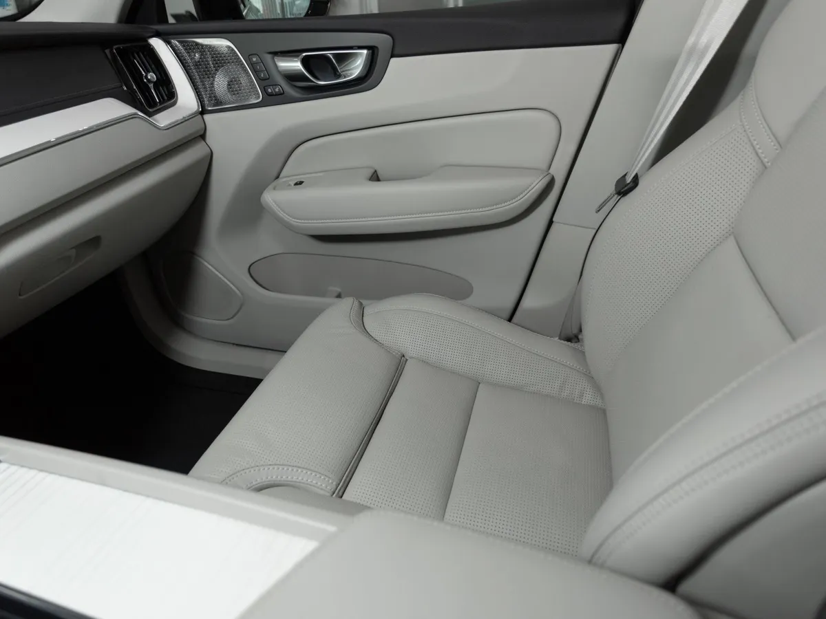 Volvo XC60 2.0 B5 8AT AWD (250 л.с.) Ultra Белый в АВИЛОН. Слайд №10