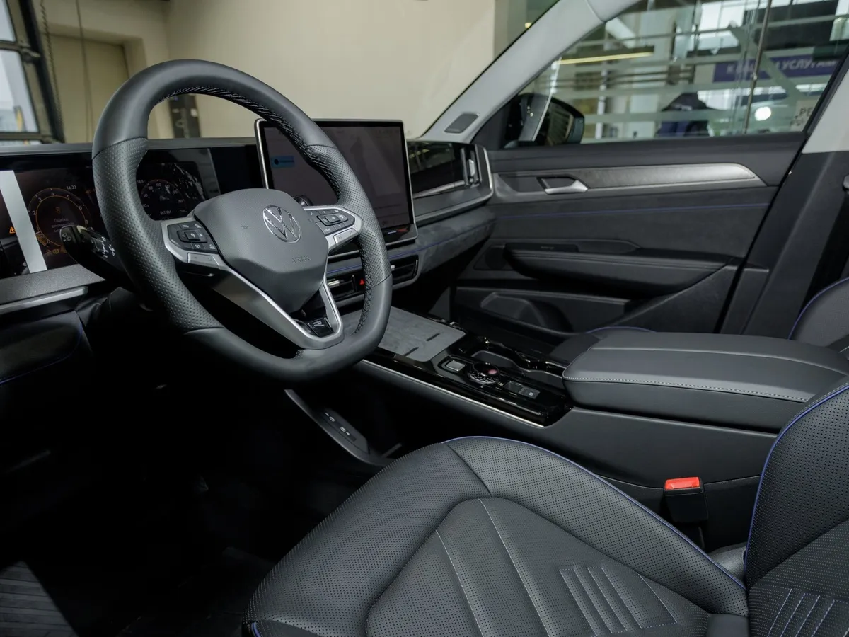 Volkswagen Tavendor 2.0 DSG 4WD (272 л.с.) Р-Лайн Тоуринг Черный в АВИЛОН. Слайд №12