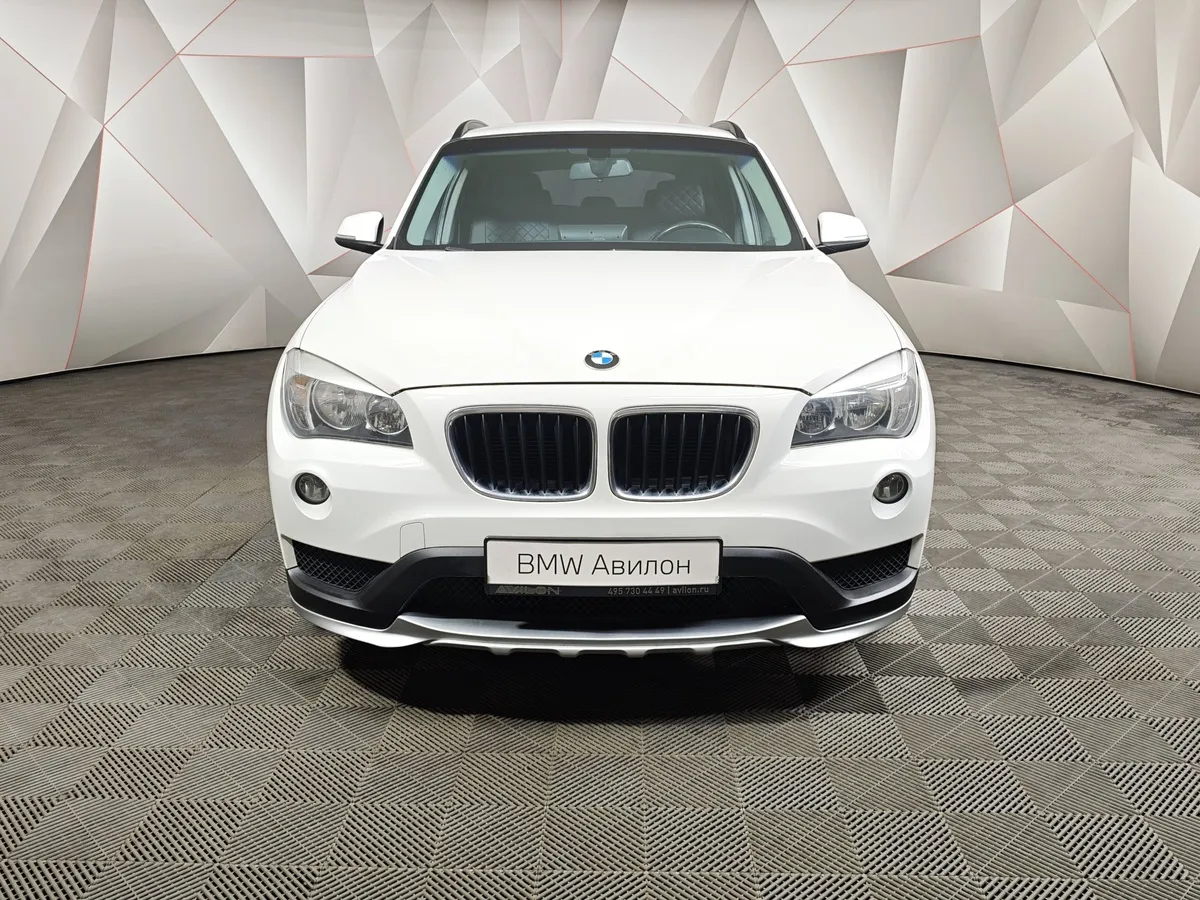 BMW X1 xDrive20i AT (184 л.с.) Белый в АВИЛОН. Слайд №3
