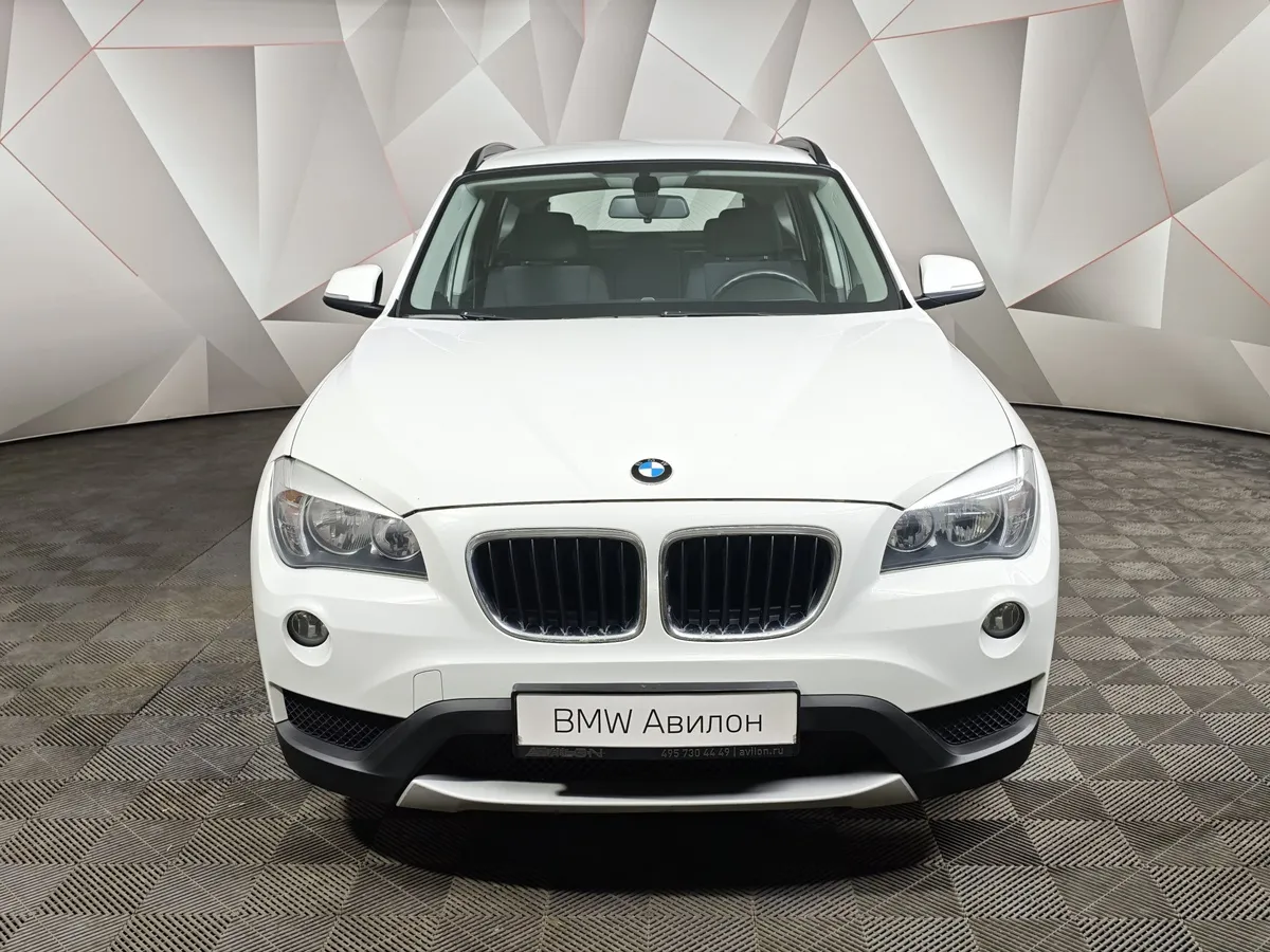 BMW X1 sDrive18i AT (150 л.с.) Белый в АВИЛОН. Слайд №3