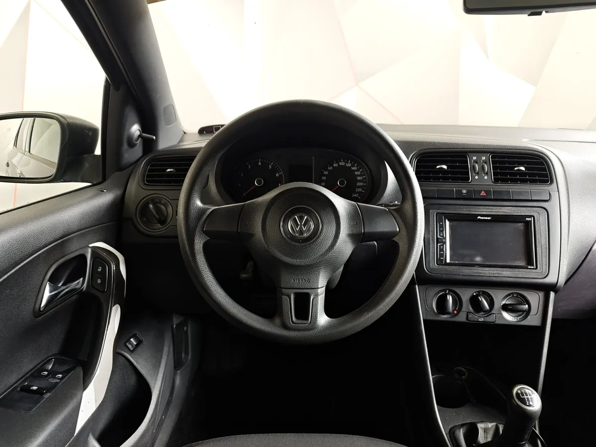 Volkswagen Polo 1.6 MT (105 л.с.) Comfortline Серый в АВИЛОН. Слайд №18