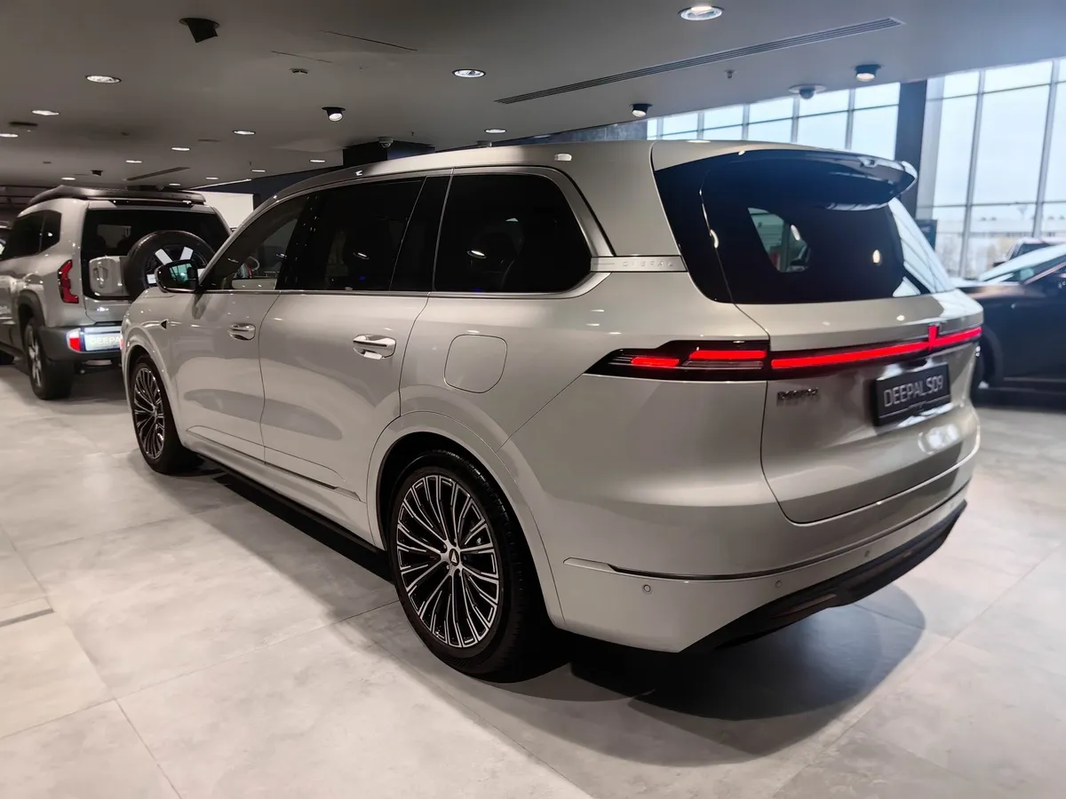 Deepal S09 1.5h AT 4WD (492 л.с.) 5 мест Techno Серебристый в АВИЛОН. Слайд №4