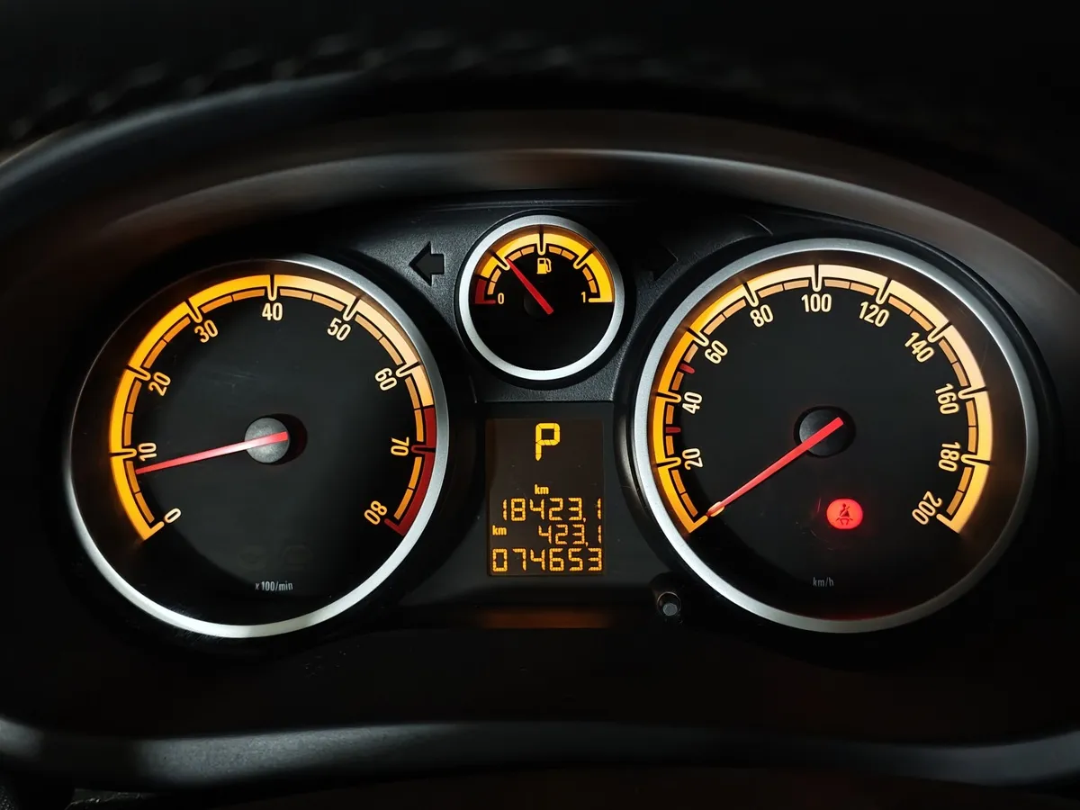 Opel Corsa 1.4 MT (90 л.с.) Красный в АВИЛОН. Слайд №18