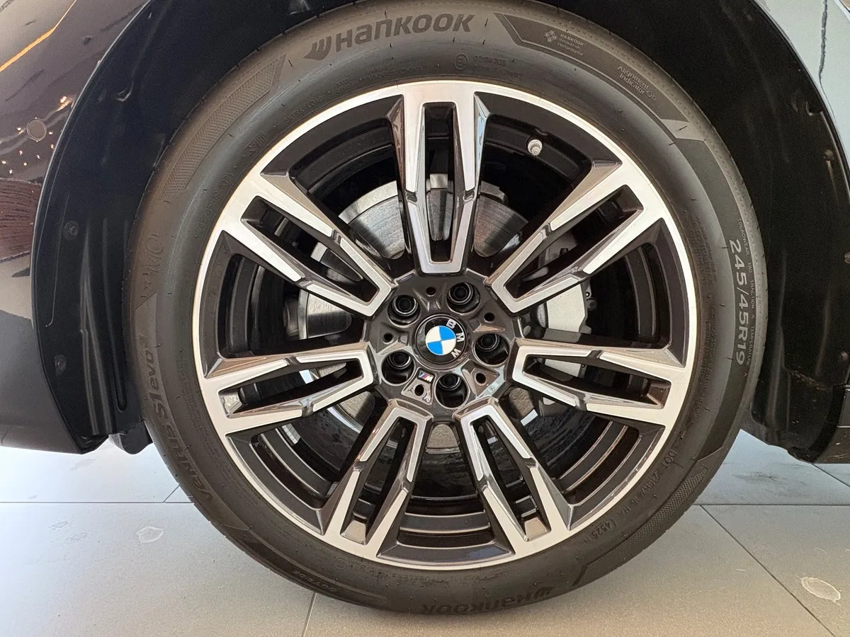 BMW 5 серия 530i xDrive AT (252 л.с.) Черный в АВИЛОН. Слайд №9