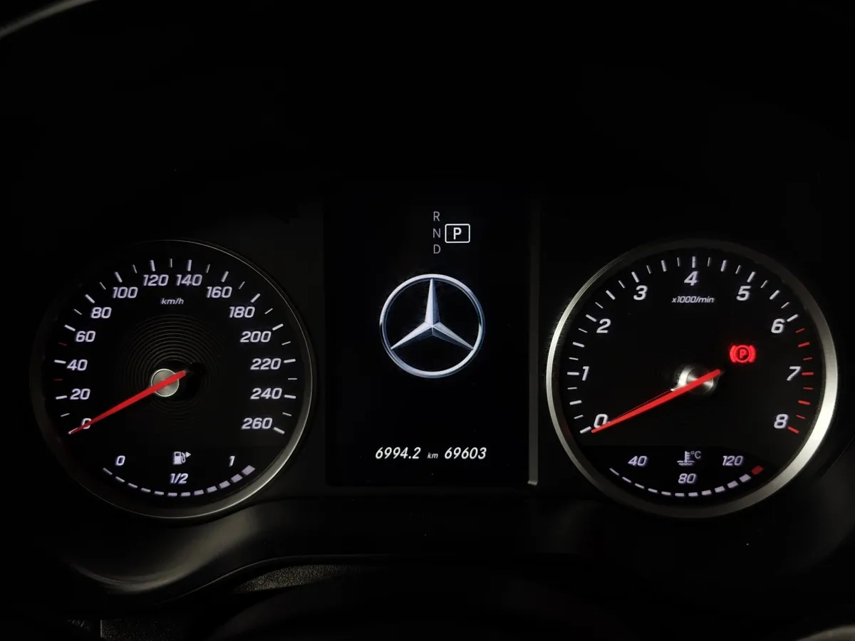Mercedes-Benz GLC 200 9G-TRONIC 4MATIC (197 л.с.) Premium Серый в АВИЛОН. Слайд №18