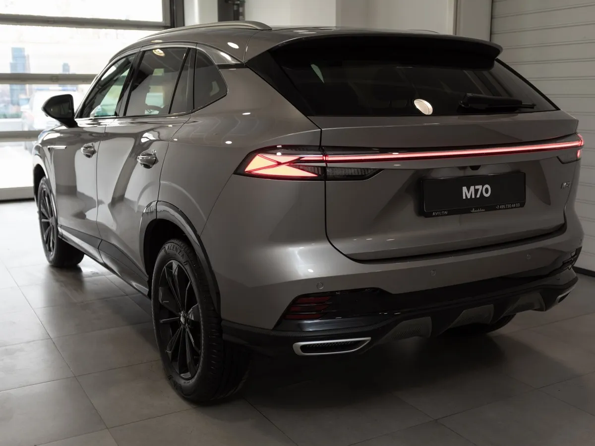 Москвич М70 1.5 DCT FWD (150 л.с.) Драйв Серебристый в АВИЛОН. Слайд №5