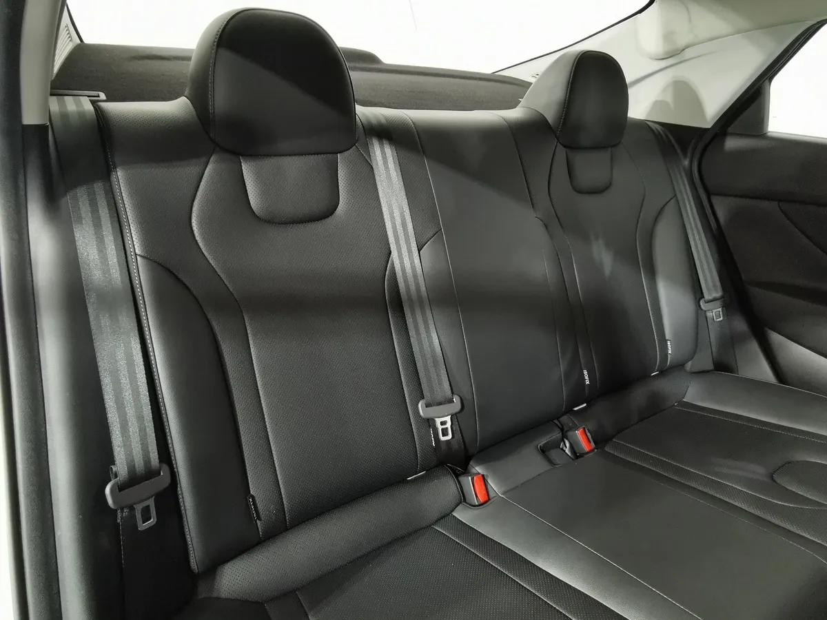 Hyundai Elantra 1.5 CTV (115 л.с.) Premium Edition Белый в АВИЛОН. Слайд №16