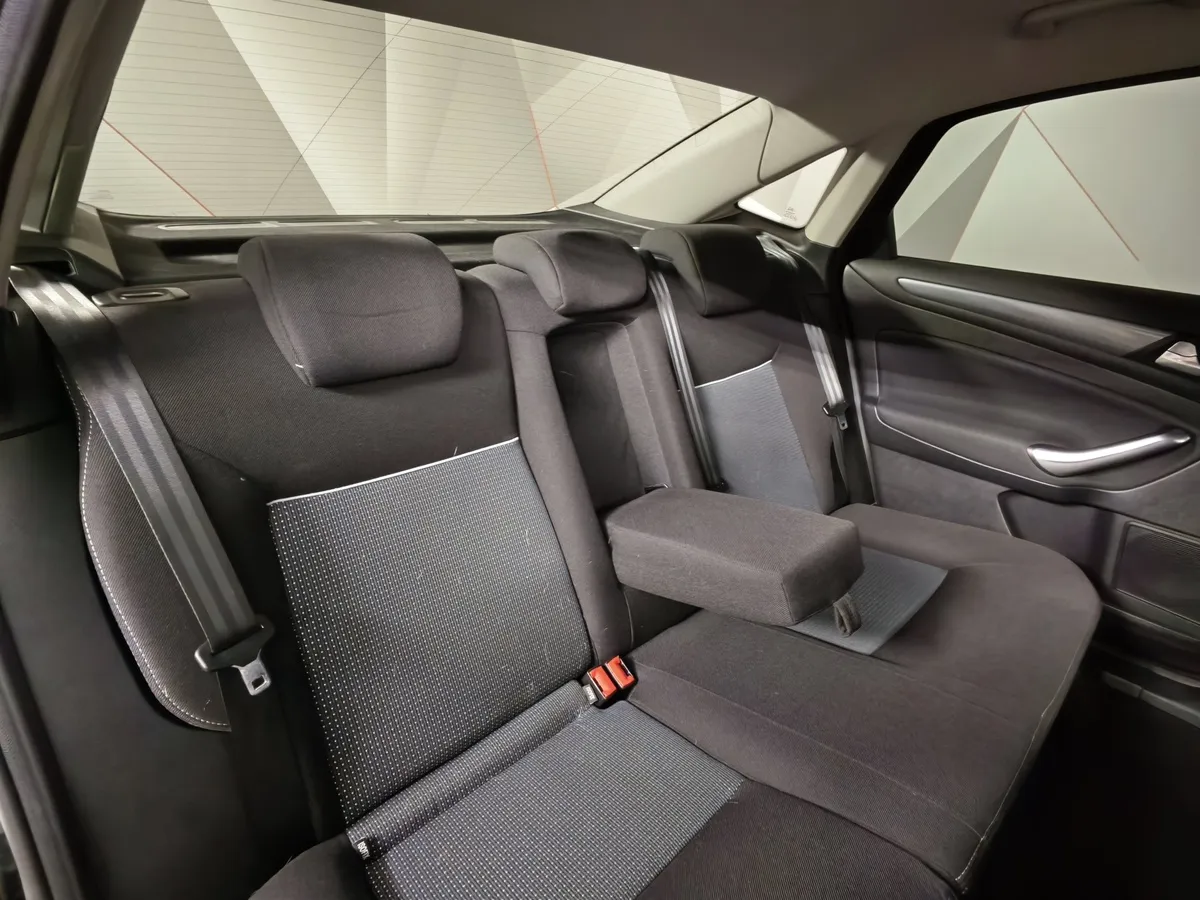 Ford Mondeo 2.0 MT (145 л.с.) Черный в АВИЛОН. Слайд №15