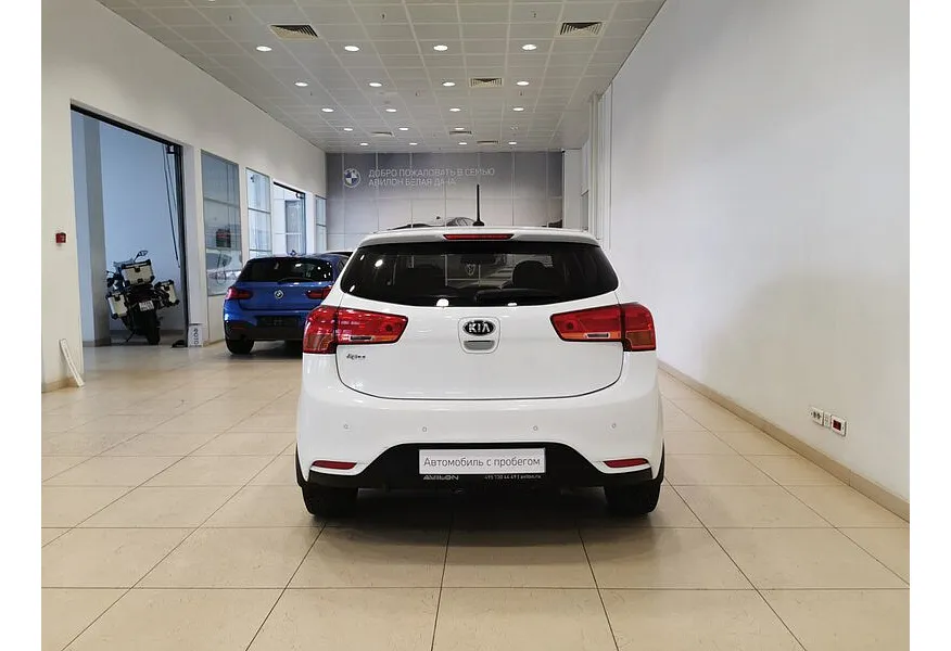 Kia Rio 1.6 AT (123 л.с.) Белый в АВИЛОН. Слайд №8