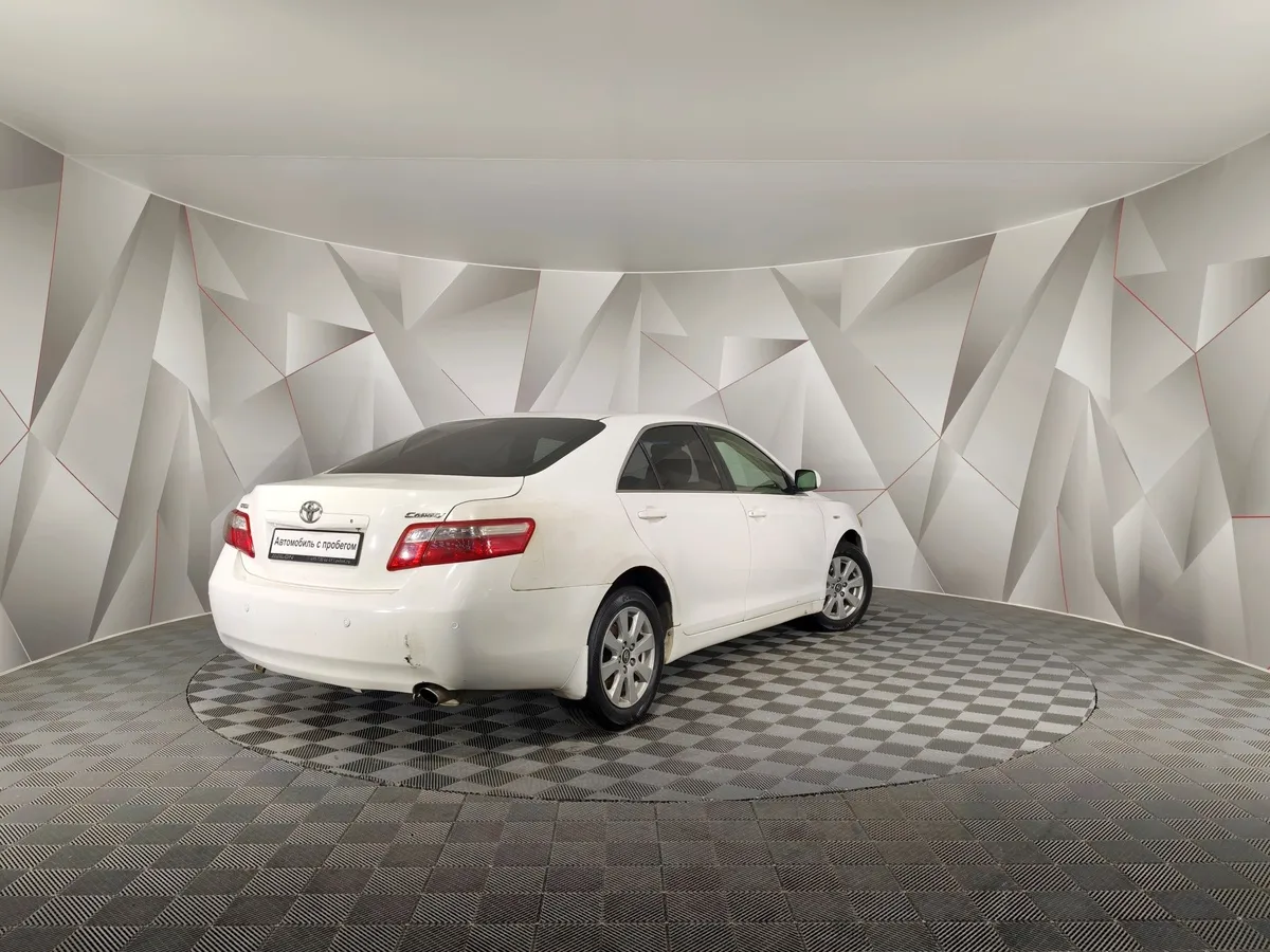 Toyota Camry 2.4 VVT-i AT (167 л.с.) Белый в АВИЛОН. Слайд №2