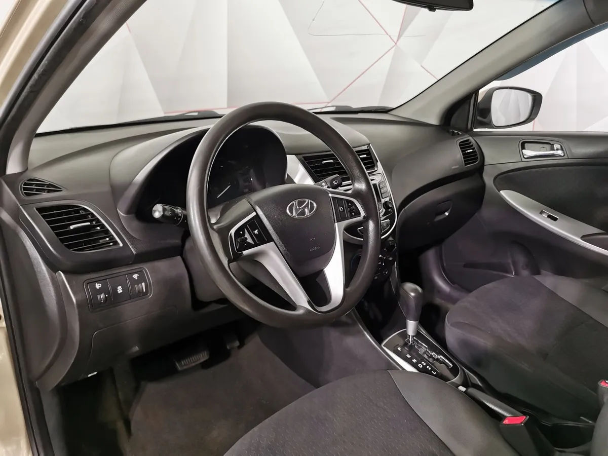 Hyundai Solaris 1.6 AT (123 л.с.) Dynamic Бежевый в АВИЛОН. Слайд №15