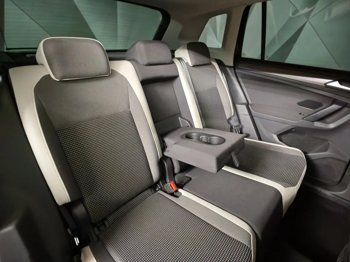 Volkswagen Tiguan 2.0 TDI 4Motion DSG (150 л.с.) OFFROAD Черный в АВИЛОН. Слайд №17