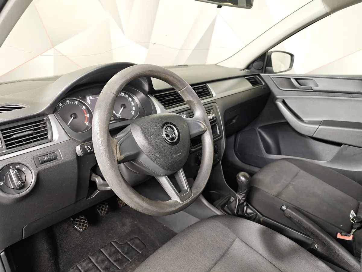 Skoda Rapid 1.6 MT (90 л.с.) Белый в АВИЛОН. Слайд №19