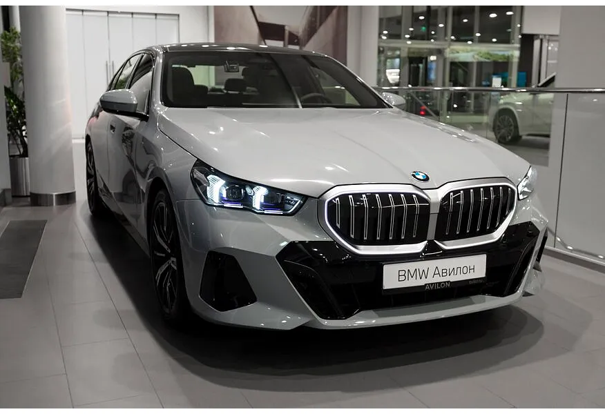 BMW 5 серия 530i xDrive AT (252 л.с.) Серый в АВИЛОН. Слайд №2