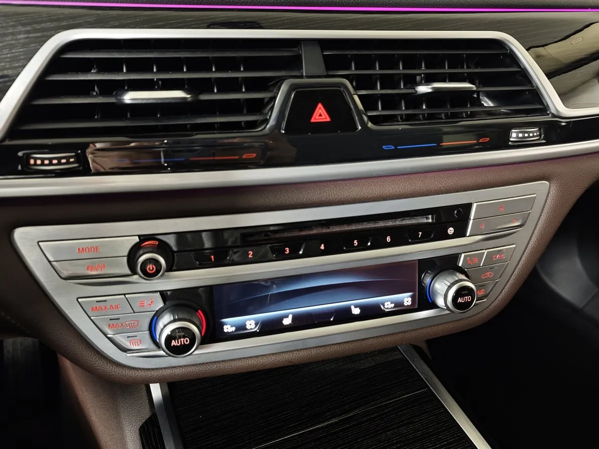 BMW 7 серия 730Ld xDrive AT (249 л.с.) Exclusive Черный в АВИЛОН. Слайд №17