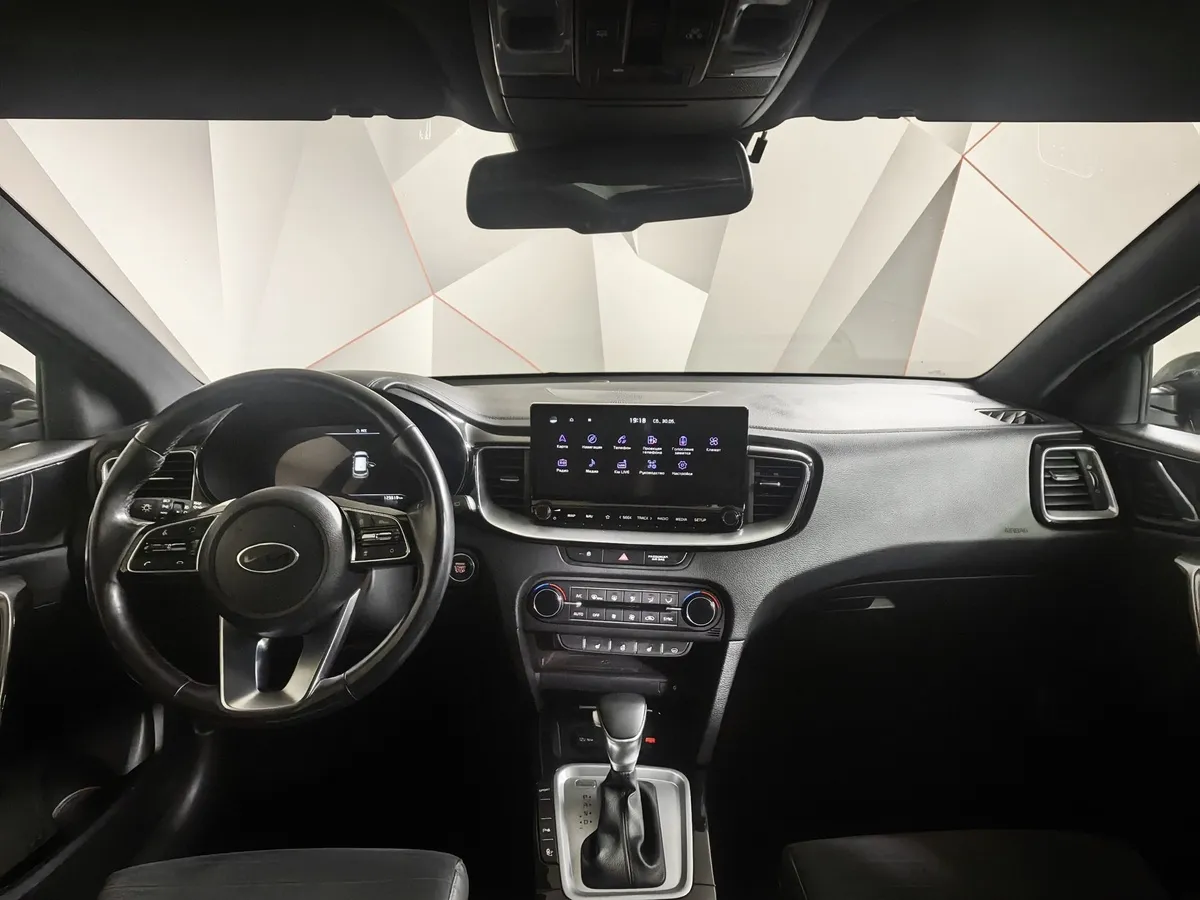Kia Ceed 1.4 T-GDI AMT (140 л.с.) Premium Plus Серый в АВИЛОН. Слайд №13