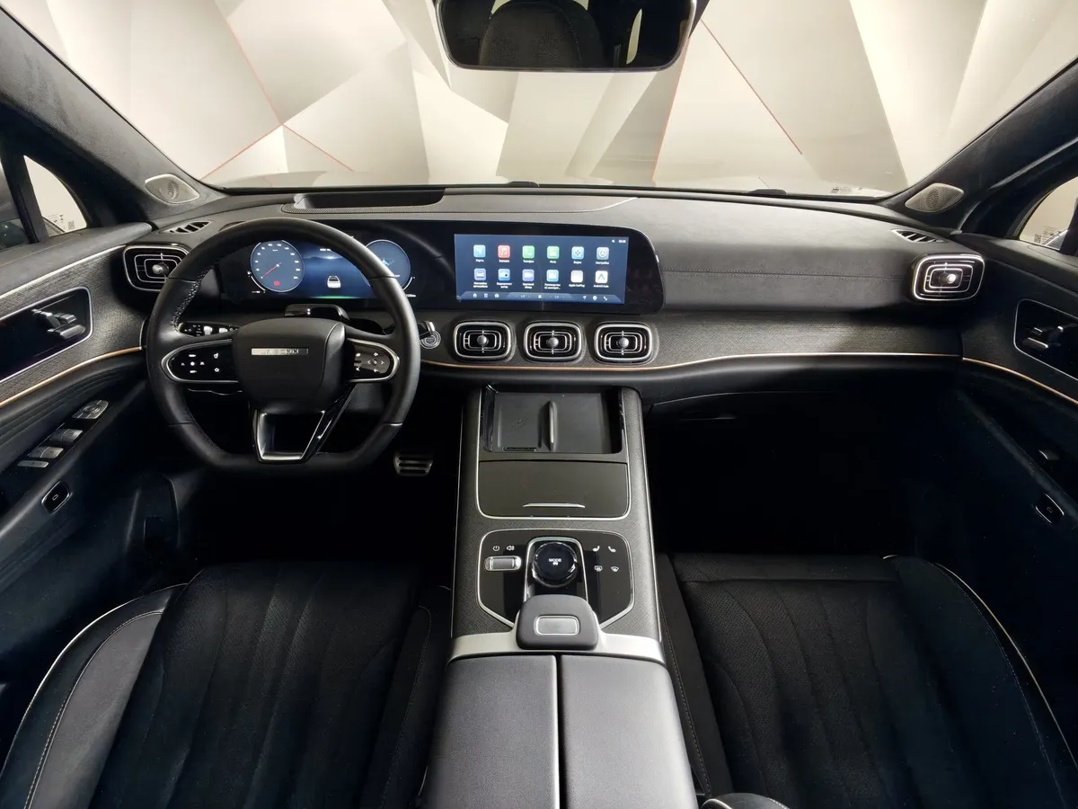 JAECOO J8 2.0 DCT 4WD (249 л.с.) Престиж (двухцветный) Серый в АВИЛОН. Слайд №14