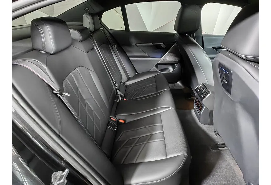 BMW 5 серия 520d xDrive AT (197 л.с.) Черный в АВИЛОН. Слайд №14