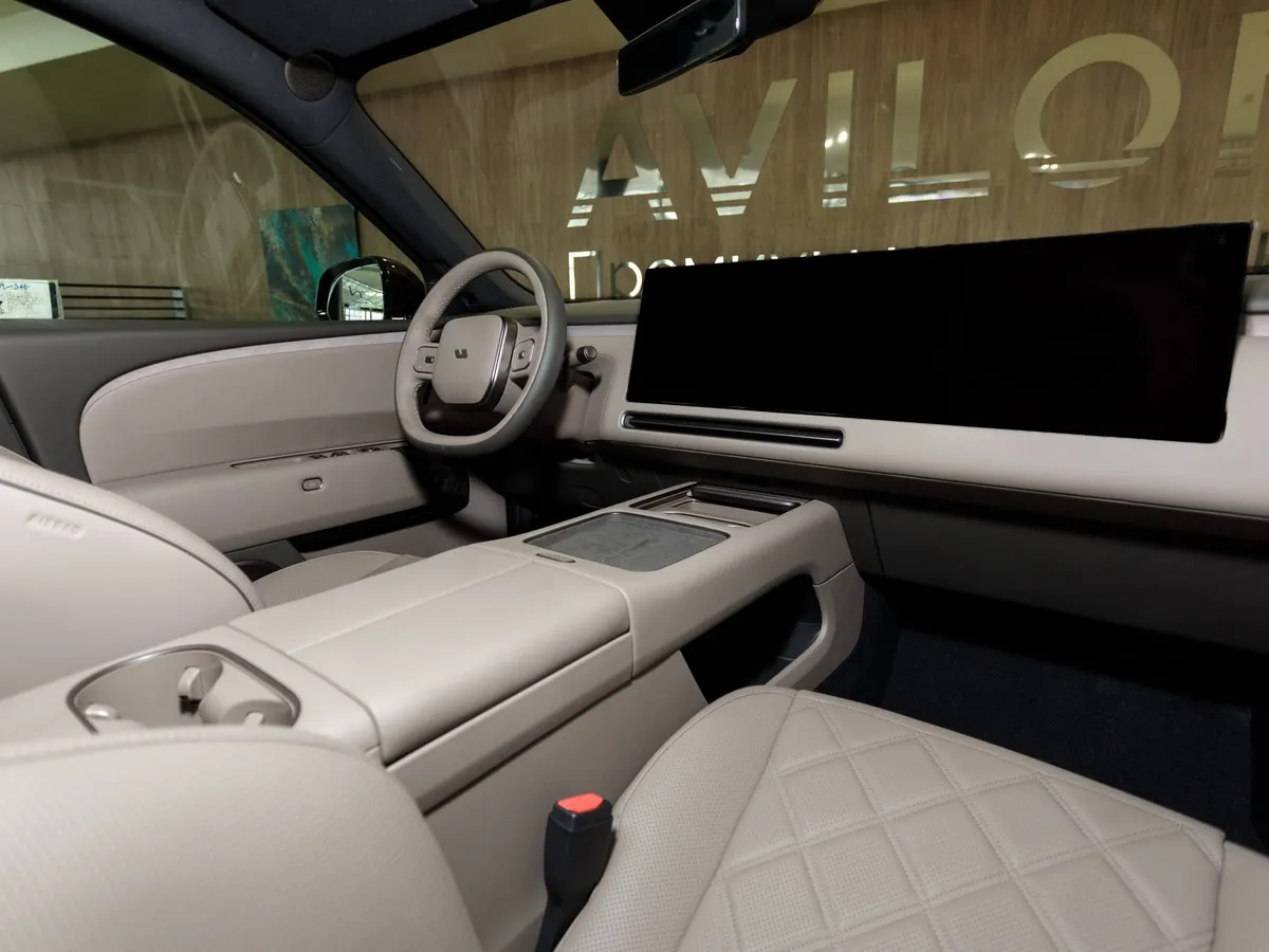 Li Auto L9 1.5h AT 4WD (571 л.с.) Ливис Серый в АВИЛОН. Слайд №3